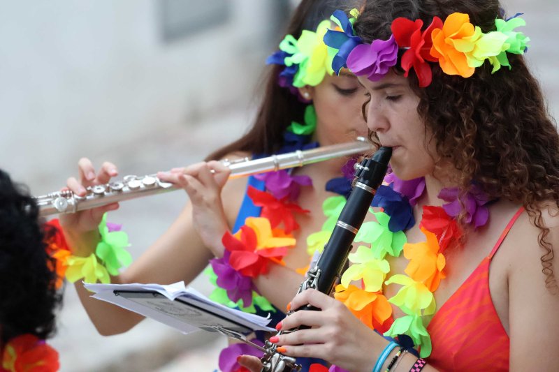 Les carrosses de Gata omplin el recorregut d’enginy, confeti,… i crítiques per l’entrada de bous “sorpresa” Les carrosses de Gata omplin el recorregut d’enginy, confeti,… i crítiques per l’entrada de bous “sorpresa”